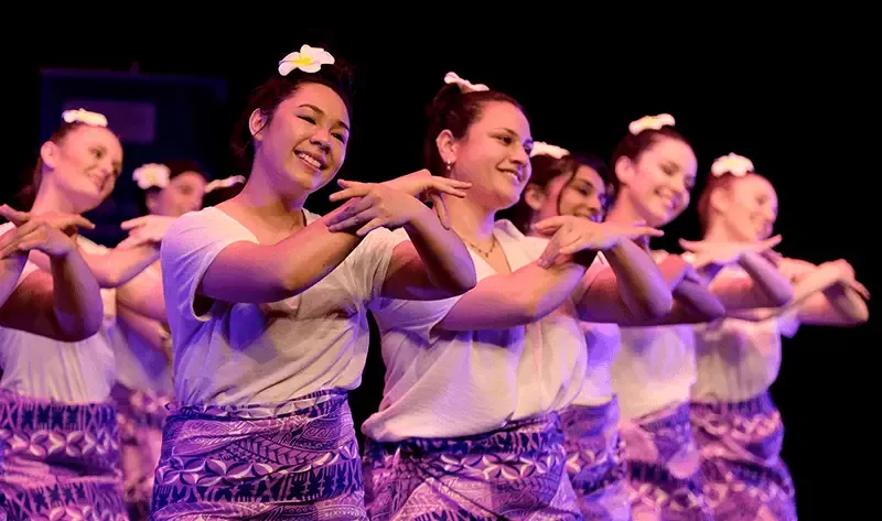Elise and Pasifika dancers